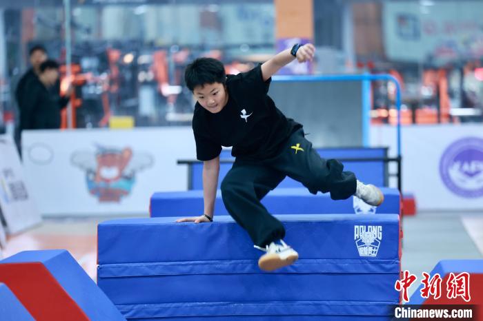 西安首届青少年体能跑酷大赛在活动日揭幕，近