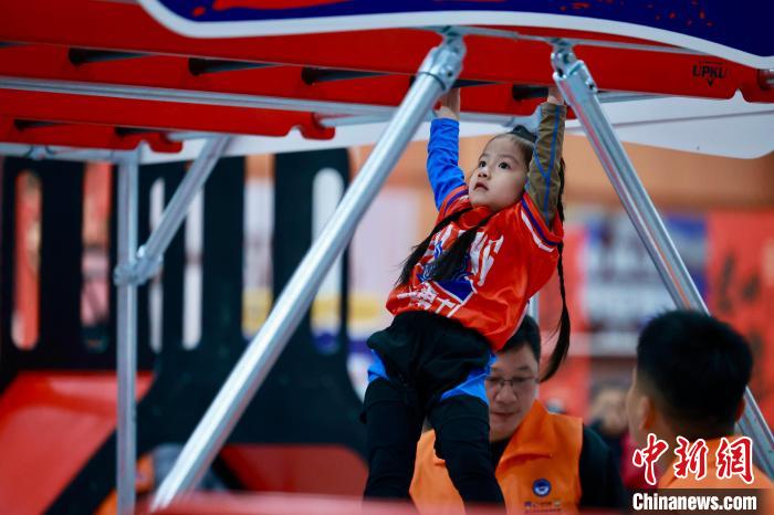 西安首届青少年体能跑酷大赛在活动日揭幕，近