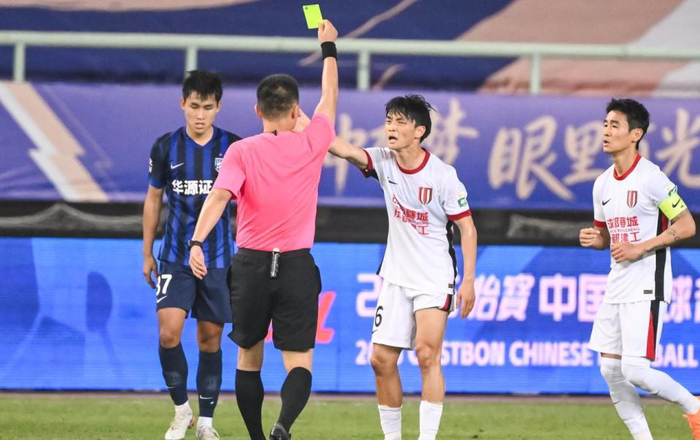 成都蓉城险胜武汉三镇 两度争议判罚引球迷激烈