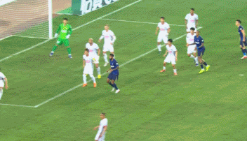 成都蓉城险胜武汉三镇 两度争议判罚引球迷激烈