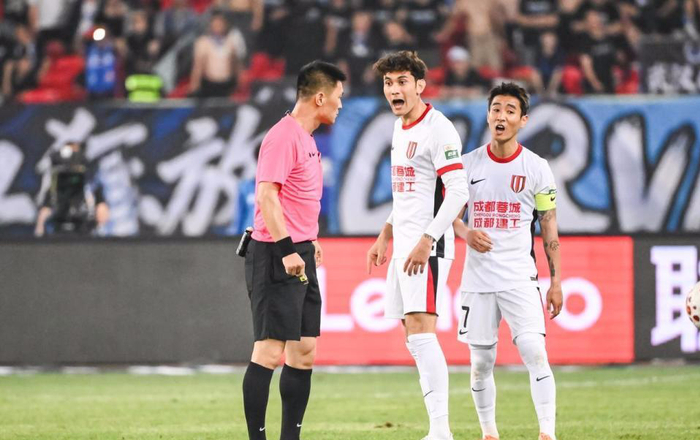 成都蓉城险胜武汉三镇 两度争议判罚引球迷激烈