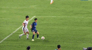 成都蓉城险胜武汉三镇 两度争议判罚引球迷激烈