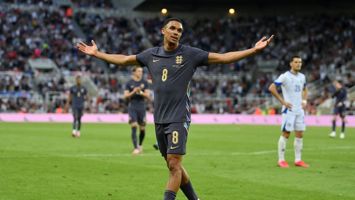 阿诺德落选英格兰友谊赛名单，皇马队友回应图