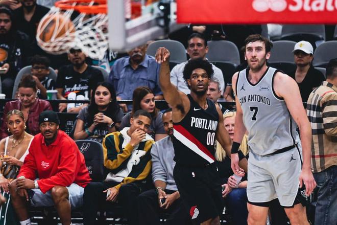 马刺力克开拓者迎两连胜 福克斯砍25+7助引领逆转